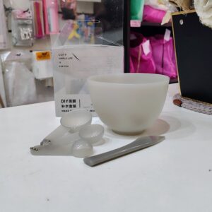 Bowl de silicona con cucharas medidoras y espatula