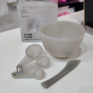 Bowl de silicona con cucharas medidoras y espatula